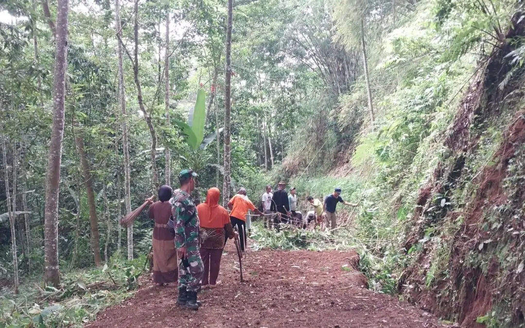 Gotong Royong Pembersihan Jalan Penghubung Desa